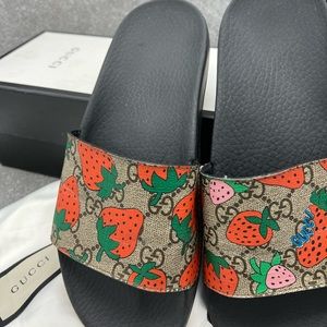 GUCCI - GG supreme tasty strawberry slides.